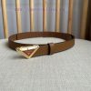 PRADA's belt design is simple yet exquisite. The metal buckle presents the iconic triangular qc4p0ayn