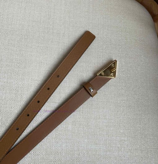 PRADA's belt design is simple yet exquisite. The metal buckle presents the iconic triangular qc4p0ayn - Image 7