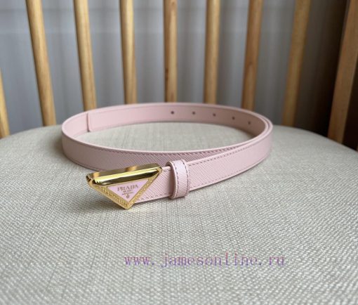 PRADA's belt design is simple yet exquisite. The metal buckle presents the iconic triangular uihdiszu
