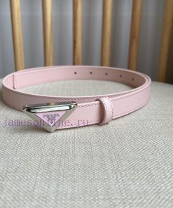 PRADA's belt design is simple yet exquisite. The metal buckle presents the iconic triangular fcbb8idn