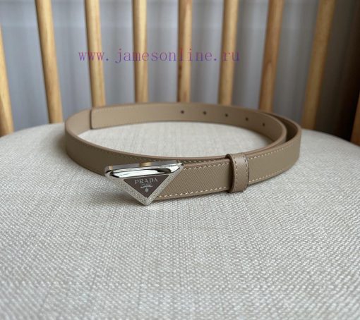 PRADA's belt design is simple yet exquisite. The metal buckle presents the iconic triangular zvlsmtej - Image 2