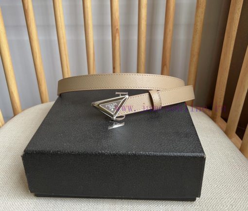 PRADA's belt design is simple yet exquisite. The metal buckle presents the iconic triangular zvlsmtej - Image 3