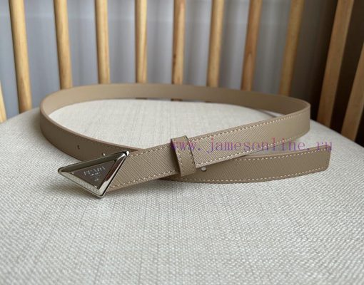 PRADA's belt design is simple yet exquisite. The metal buckle presents the iconic triangular zvlsmtej - Image 5