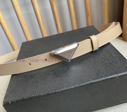 PRADA's belt design is simple yet exquisite. The metal buckle presents the iconic triangular zvlsmtej - Image 8
