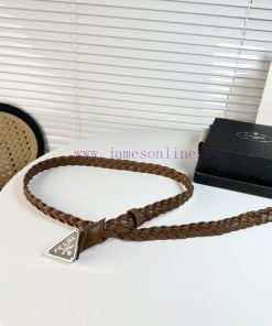 PRADA's magnificent leather belt exudes a simple and exquisite elegance, weaving a classic l rz89f7nq