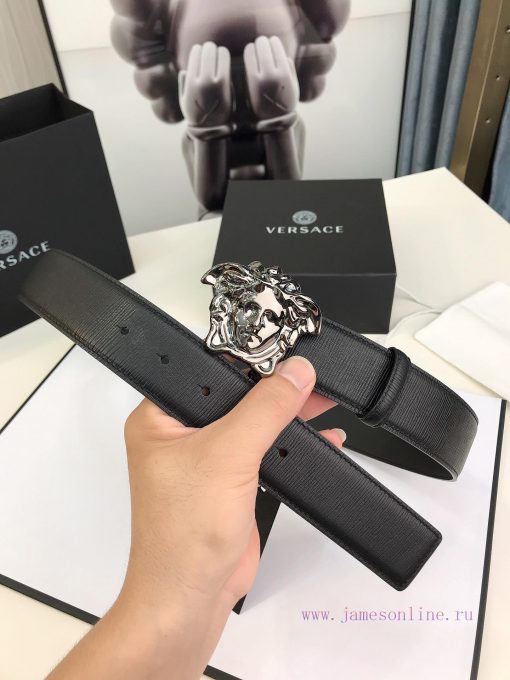 Versace Versace's fashionable belt is crafted from fine grain calf leather and adorned with 2ybdmjan - Image 2