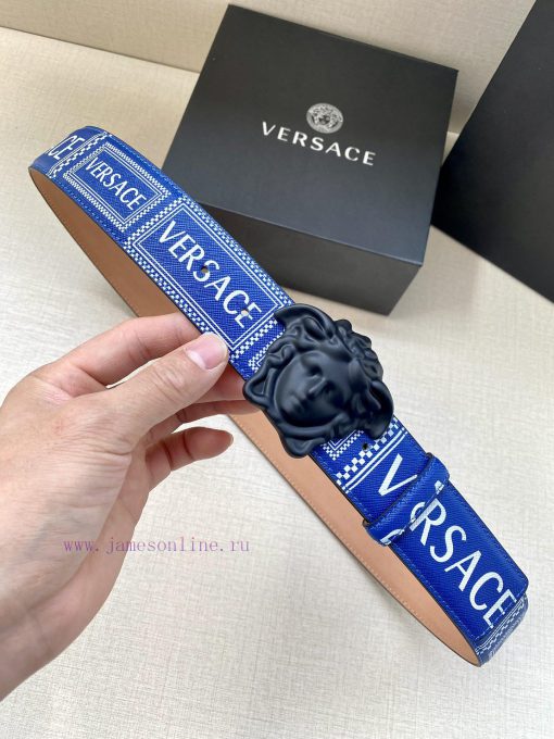 Width 4.0cm Versace This Palazzo belt is made of cowhide fabric and adorned with Le Pop Clas lurtmvma