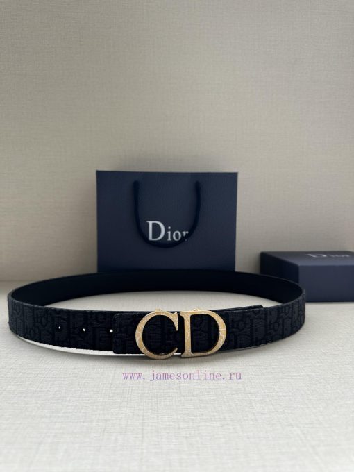 This 35mm double-sided belt with a width of 3.5cm combines elegant temperament with modern s haerppur