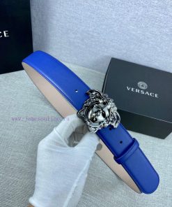 Width 3.8cm Versace This belt is crafted from high-quality leather and features a white/gold v78c25iz