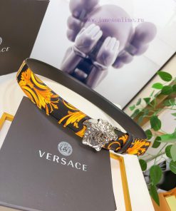 This Palazzo belt from Versace is made of cowhide fabric and adorned with Le Pop Classique p 681229ye