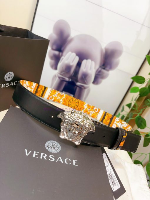 This Palazzo belt from Versace is made of cowhide fabric and adorned with Le Pop Classique p 681229ye - Image 4