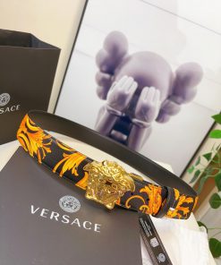 This Palazzo belt from Versace is made of cowhide fabric and adorned with Le Pop Classique p 2og9betc