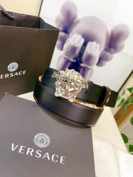 This Palazzo belt from Versace is made of cowhide fabric and adorned with Le Pop Classique p 681229ye - Image 5