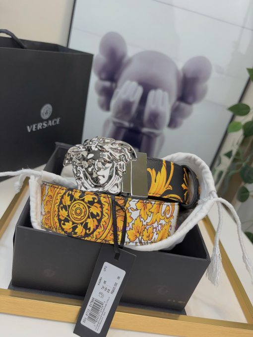 This Palazzo belt from Versace is made of cowhide fabric and adorned with Le Pop Classique p 681229ye - Image 6