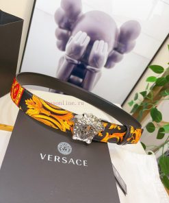 This Palazzo belt from Versace is made of cowhide fabric and adorned with Le Pop Classique p fncg3bp8