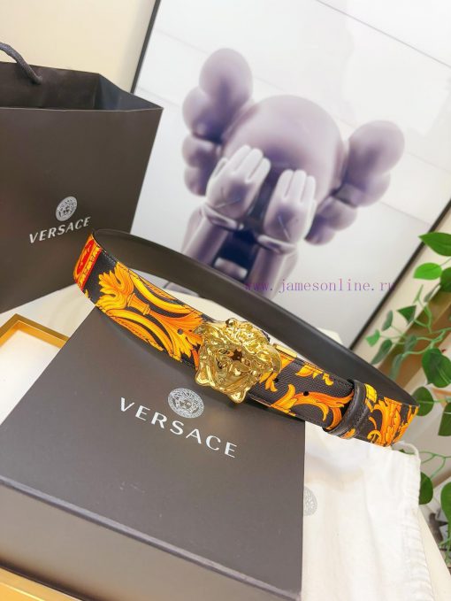 This Palazzo belt from Versace is made of cowhide fabric and adorned with Le Pop Classique p 3t663jx2