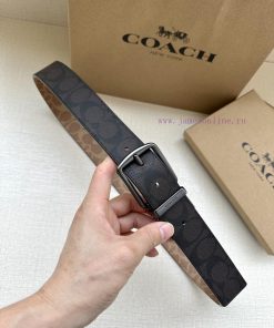 The 3.7cm wide COACH double-sided waist belt is made of one side of black/khaki fabric and c vu4z2j8b