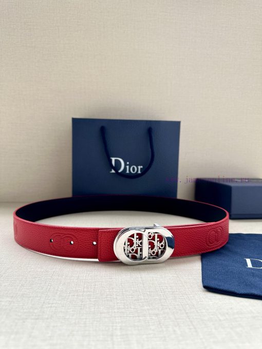 This 35mm double-sided belt from Dior combines elegance and modern style. One side is made o 3f14toug
