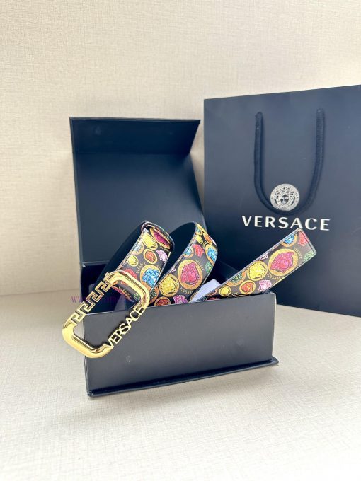 Width 3.8cm VERSACE This printed waistband is made of calf leather and features a gold buckl 7hj28vzu - Image 5