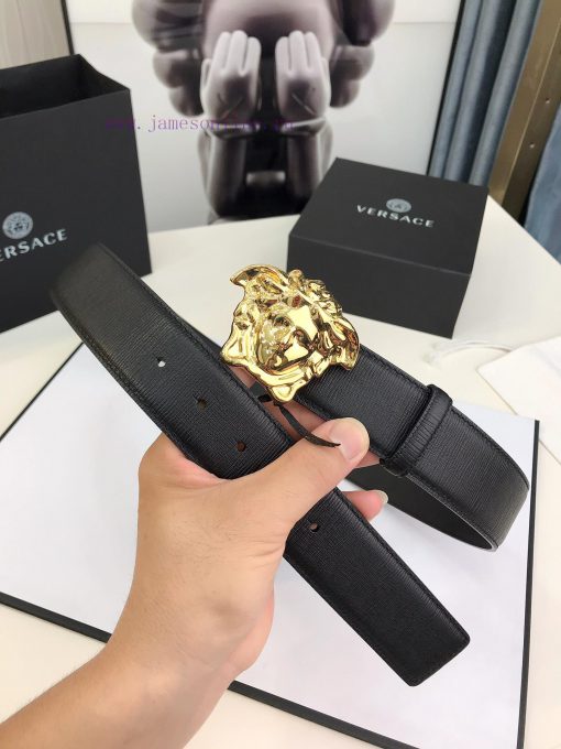 Versace Versace's fashionable belt is crafted from fine grain calf leather and adorned with l32gc89c