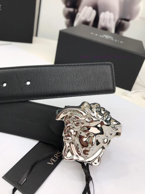 Versace Versace's fashionable belt is crafted from fine grain calf leather and adorned with scj08p03 - Image 7