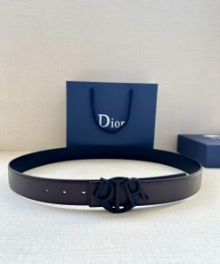 The stainless steel buckle of this Dior Charm belt with a width of 3.5cm reinterprets the cl x5lv0has