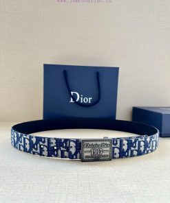 This 3.5cm wide waistband buckle is a new item from Dior, continuing the classic design and ii8jurpg