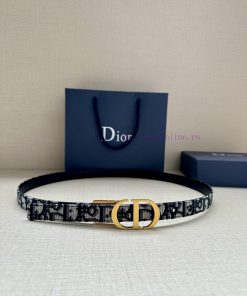 This 20mm Montaigne waist belt with a width of 2.0cm draws inspiration from the eponymous ha eerp8le5