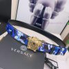 This Versace double-sided belt is made of high-quality Safiano leather and adorned with Bond epls0i61