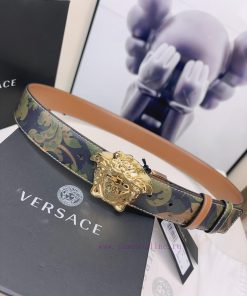 This Versace double-sided belt is made of high-quality Safiano leather and adorned with Bond vtqmpczz