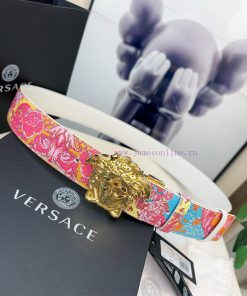 This Versace double-sided belt is made of high-quality Safiano leather and adorned with Bond rocztkoi