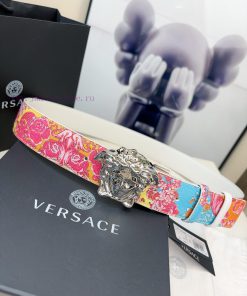 This Versace double-sided belt is made of high-quality Safiano leather and adorned with Bond g2essuqq