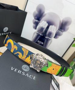 This Versace double-sided belt is made of high-quality Safiano leather and adorned with Bond 0fxim0le