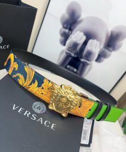 This Versace double-sided belt is made of high-quality Safiano leather and adorned with Bond ndki0sol