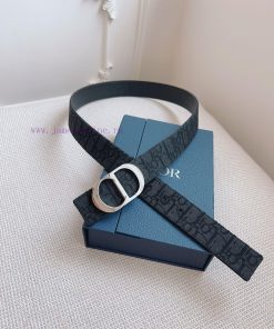 High end quality, physical photographyComes with a complete gift boxDIOR material, milkshake iytohasc