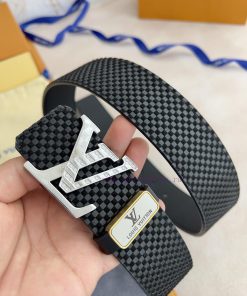 LV... Louis Vuitton Belt and BeltsHanging buckle, classic diamond studded pure steel buckle nu6g37q0