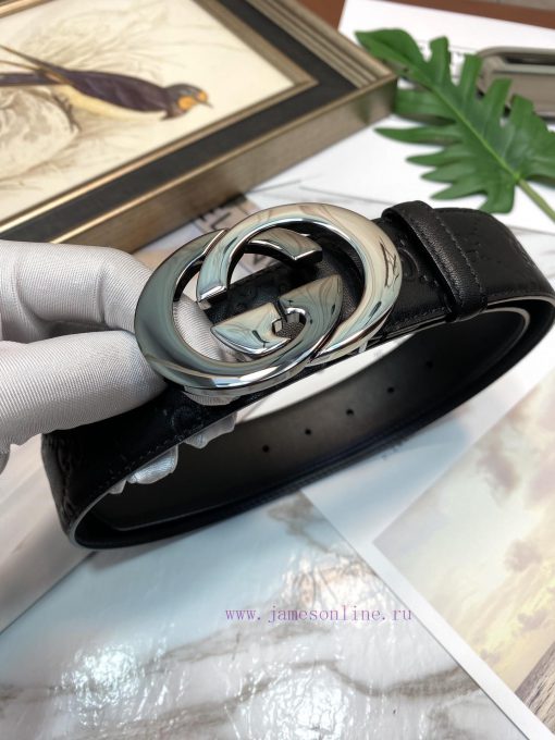 Gucci's top layer of cowhide is pressed onto the G surface, while the inner lining is a top rbap19rx