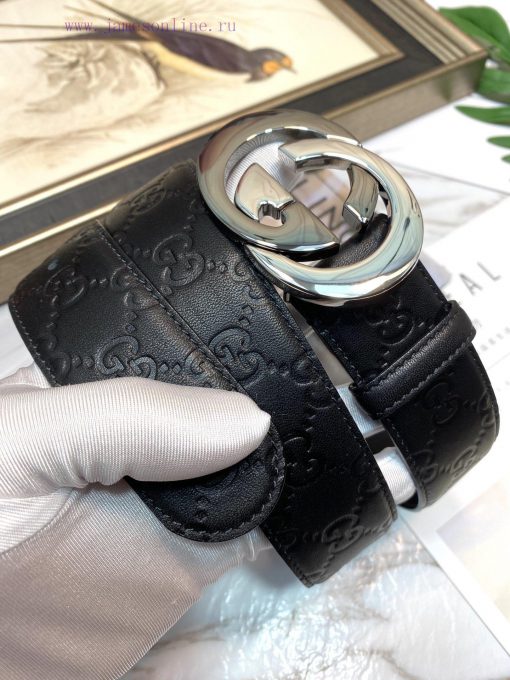 Gucci's top layer of cowhide is pressed onto the G surface, while the inner lining is a top rbap19rx - Image 5