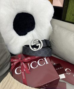 Gucci. GucciPaired with the new Chinese red and black GG Supreme with a vintage flower width uposzqnx