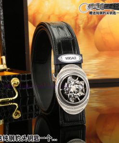 Give away a pure steel keychain as a gift￥ Delivery wooden boxVERSACE diamond studded buckle plexmbyn