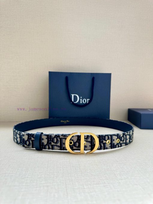 This saddle belt with a width of 3.0cm is a classic accessory presented in the classic blue pyxaogg5