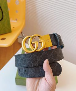 GUCCI's double-sided leather belt cleverly blends GG Supreme canvas with black leather mater 19530s1x