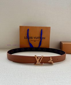 The 3.0-wide Pretty LV double-sided belt features a dazzling metal carved LV Initiales buckl gyj27f6j