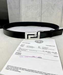Width 3.5cm Versace This smooth plain calf leather belt from Versace features a geometric Gr rywuyrzr