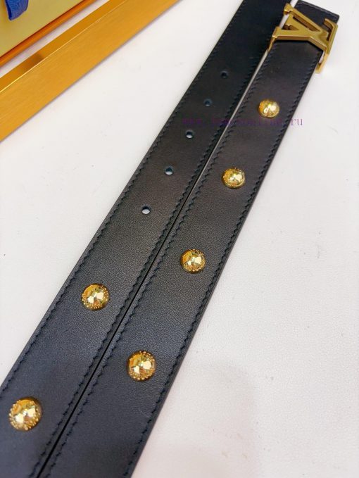 This LV double-sided waistband is made of soft cowhide leather and shines with metallic LV I br4x3zyr - Image 10