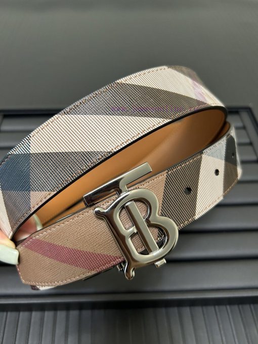 Burberry. BurberryA complete set of high-quality tail clip fasteners with a width of 35mm, p 9yqf32gk - Image 3