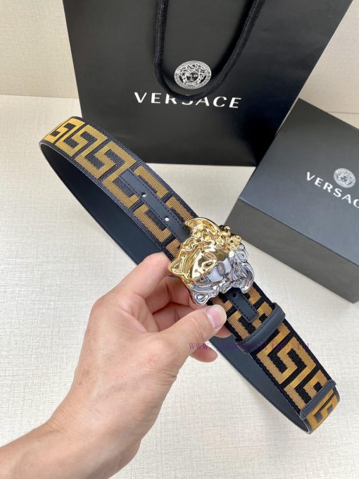 Width 3.8cm Versace This satin belt from Versace has a very casual style, adorned with the i 1vv3vyc1