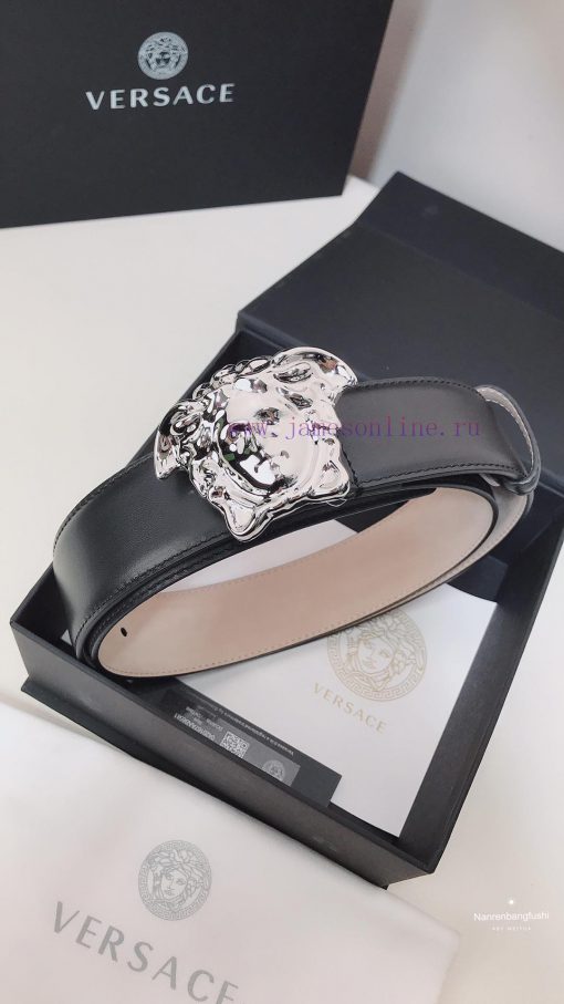 This leather belt is adorned with the iconic Versace Medusa avatar buckle, highlighting its 25q2uv2c - Image 2