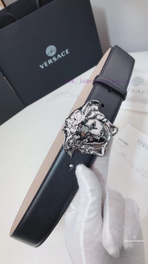 This leather belt is adorned with the iconic Versace Medusa avatar buckle, highlighting its 25q2uv2c - Image 3