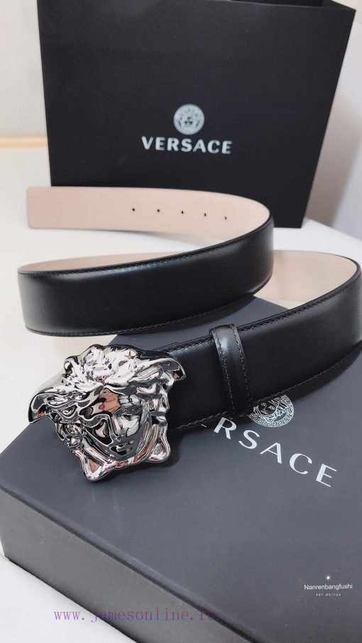 This leather belt is adorned with the iconic Versace Medusa avatar buckle, highlighting its 25q2uv2c - Image 4
